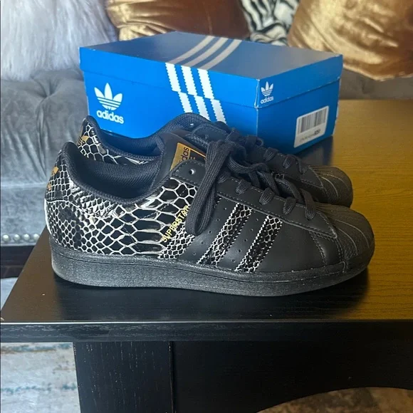 Adidas superstar W adidas size 7. Black and gold. Worn once. - Picture 7 of 9